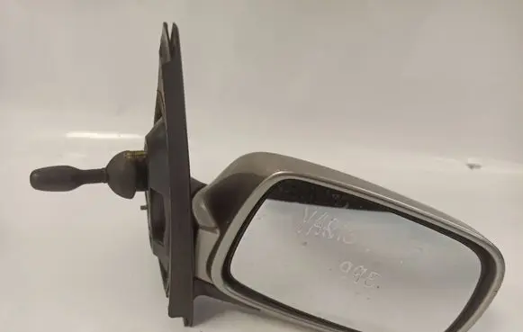 Toyota Yaris Front door electric wing mirror E1010673