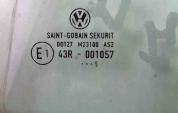 Volkswagen Golf IV Rear side window 43R-001057