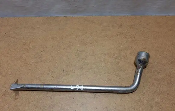 Toyota Avensis T270 Wheel nut wrench 