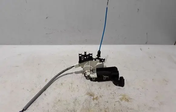 Mercedes-Benz GLA W156 Front door lock A1667200135