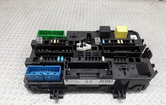 Opel Zafira B Fuse module 13206762
