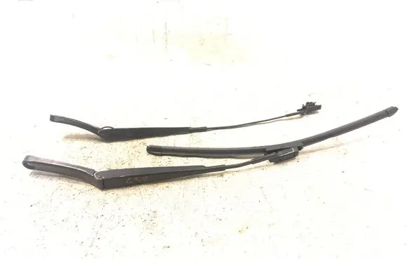 Volkswagen PASSAT B6 Front wiper blade arm