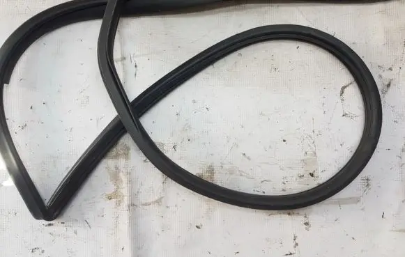 Toyota Avensis T270 Rubber seal front coupe door 