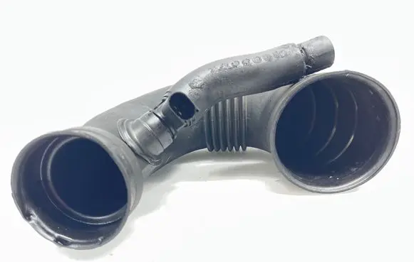 Mercedes-Benz E W211 Turbo air intake inlet pipe/hose A6470940097