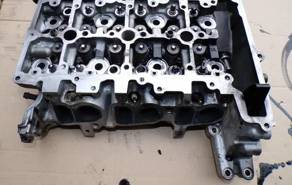 BMW 1 F40 Engine head 85802690501