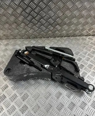 Volkswagen Touareg II Tool set 7P6012112B