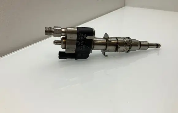 BMW 5 E60 E61 Fuel injector 7585261 758526112