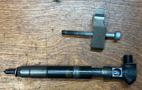 Mercedes-Benz Sprinter W906 Fuel injector A6510703087 52G7SLE10Z 15035004850