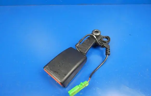 Volvo XC90 Middle seatbelt buckle (rear) 
