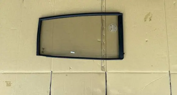 Mitsubishi Pajero Rear vent window glass MB320334 MB320061 XB320061