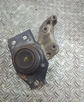 Nissan Qashqai Engine mount bracket