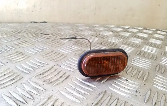 Opel Vivaro Front fender indicator light 7700847333