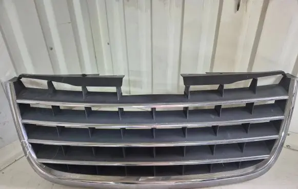 Chrysler Voyager Front bumper upper radiator grill