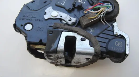 Lexus IS 220D-250-350 Front door lock Q6512915