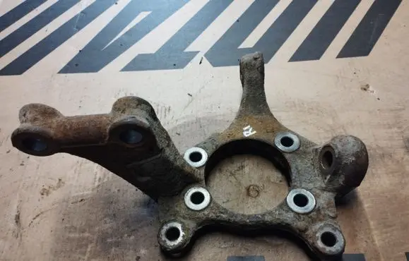 Toyota RAV 4 (XA30) Front wheel hub spindle knuckle