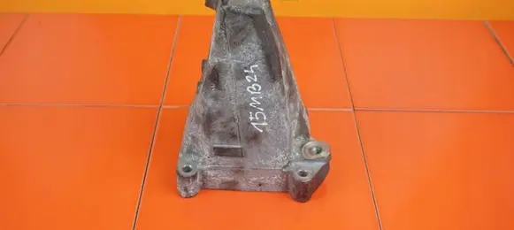 Mercedes-Benz C AMG W204 Engine mounting bracket A2712231904 271952