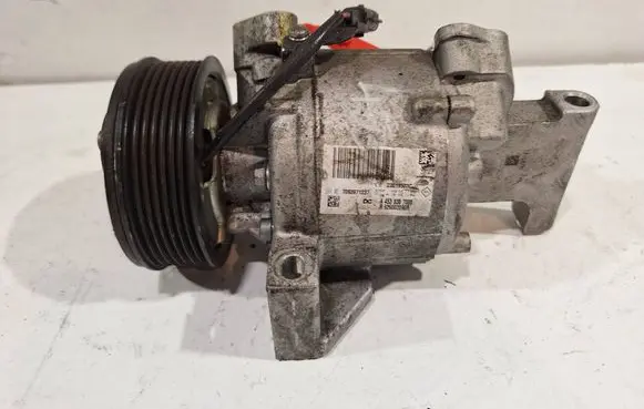 Renault Twingo III Air conditioning (A/C) compressor (pump) 926002090R