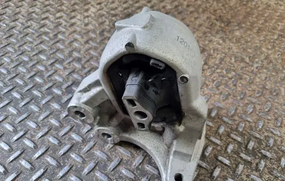 Ram 1500 Engine mount bracket 781AC