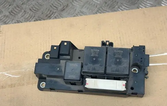 Toyota Auris E180 Relay mounting block G92Z133011