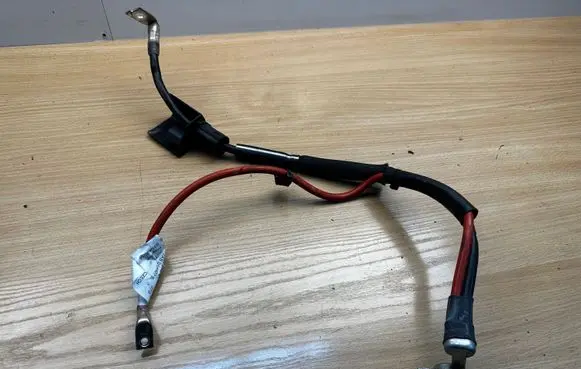 Volkswagen Golf Sportsvan Positive cable (battery) 5Q0971228K