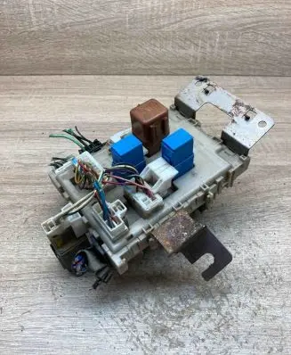 Nissan Almera Tino Fuse module 243504U100 1031002