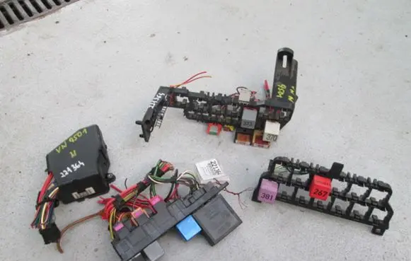 Volkswagen PASSAT B5 Fuse box set