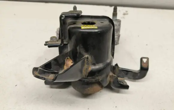 Toyota Avensis T270 Engine mount bracket 05077017