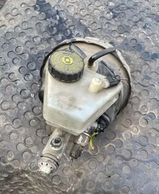 Mercedes-Benz C W203 Brake booster A0054304730 03784920014