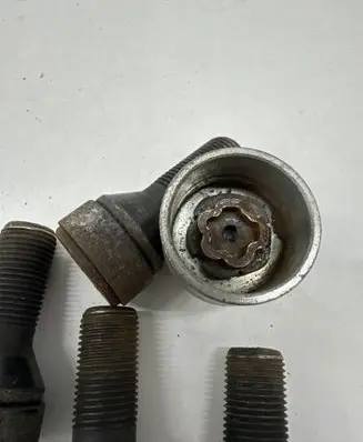 BMW 5 G30 G31 G38 Anti-theft wheel nuts and lock 