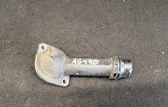 Volkswagen PASSAT B5.5 Engine coolant pipe/hose 038121121