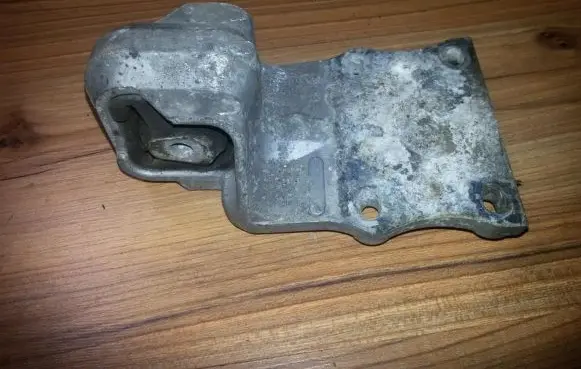 Opel Sintra Engine mount bracket