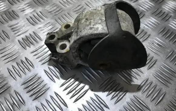 Volvo S40, V40 Engine mount bracket 3318090