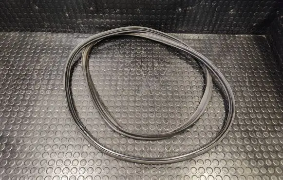 Trunk rubber seal (body)