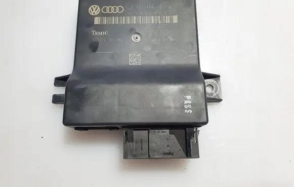 Audi A6 S6 C6 4F Gateway control module 4L0907468B