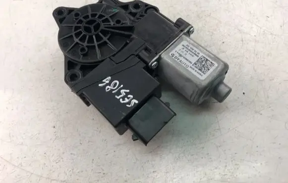 KIA Optima Front door window regulator motor 82450D4000