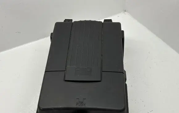 Volkswagen PASSAT B7 Battery box tray 3C0915443A