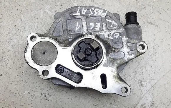 Volkswagen PASSAT B7 Vacuum pump 03L145100