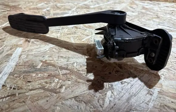 Accelerator throttle pedal