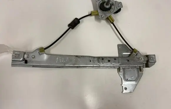 Rear door manual window regulator