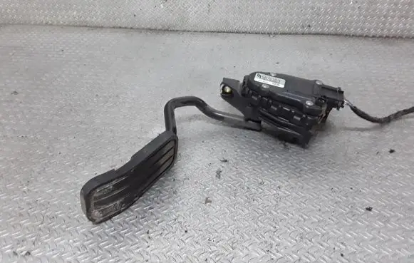 Accelerator throttle pedal