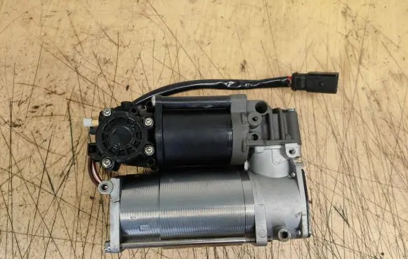 Mercedes-Benz E W212 Air suspension compressor/pump A2123200404 4430201701