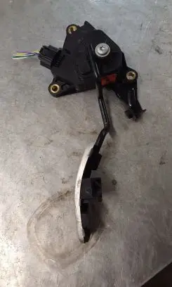Nissan Qashqai+2 Accelerator throttle pedal