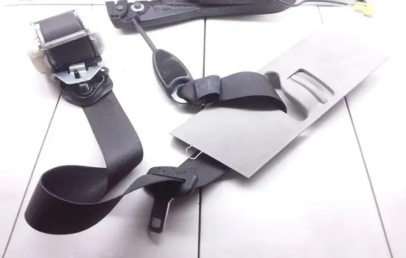 Opel Meriva B Front seatbelt 13305706 13250510