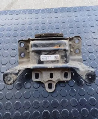 Volkswagen PASSAT B8 Engine mount bracket 5Q0199555BJ KX4AAV151900VA
