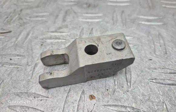 Opel Insignia A Fuel Injector clamp holder 55564625