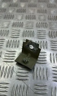 Fender mounting bracket