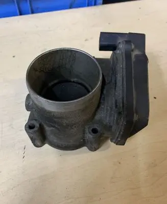 Volkswagen Golf VI Engine shut-off valve 03C133062C