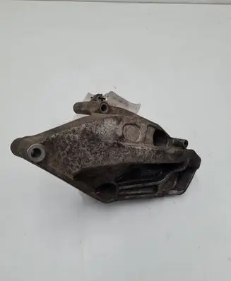 Volkswagen Touareg I Engine mounting bracket 070199307B
