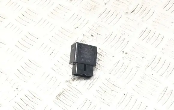 Toyota Avensis T270 Rear light relay 895A147010 0618001011