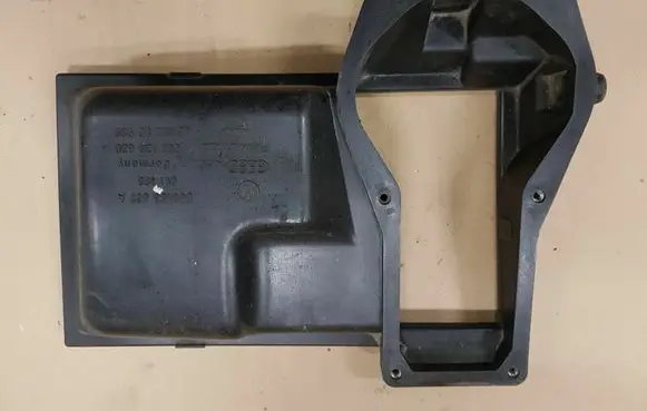 Volkswagen PASSAT B3 Air filter box cover 051133837A